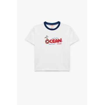 Tricou cu decolteu la baza gatului si detalii brodate