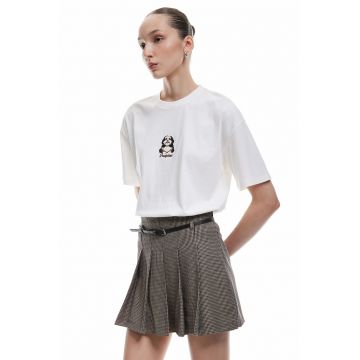 Tricou cu decolteu la baza gatului si detaliu brodat