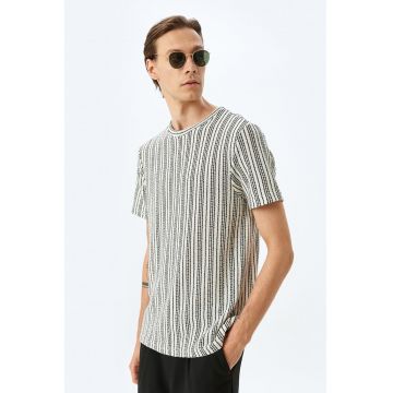 Tricou cu decolteu la baza gatului si dungi
