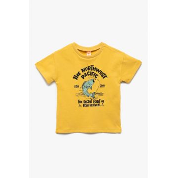 Tricou cu decolteu la baza gatului si imprimeu grafic