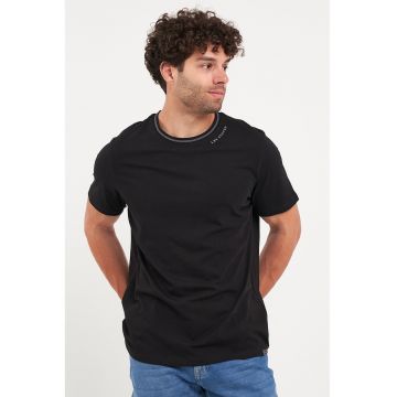Tricou cu decolteu la baza gatului si imprimeu logo discret