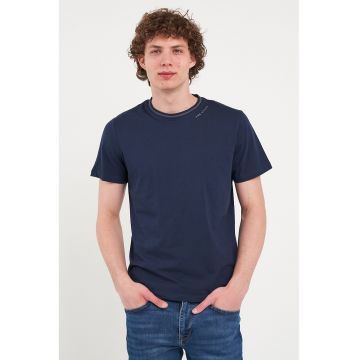 Tricou cu decolteu la baza gatului si imprimeu logo discret