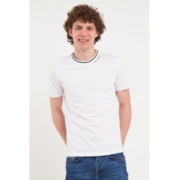 Tricou cu decolteu la baza gatului si imprimeu logo discret