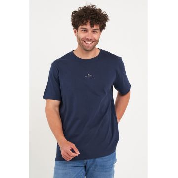 Tricou cu decolteu la baza gatului si logo discret