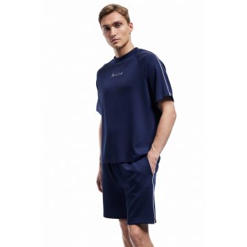 Tricou cu decolteu la baza gatului si maneci raglan