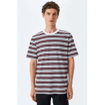 Tricou cu decolteu la baza gatului si model in dungi