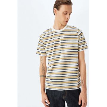 Tricou cu decolteu la baza gatului si model in dungi