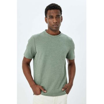 Tricou cu decolteu la baza gatului si model uni