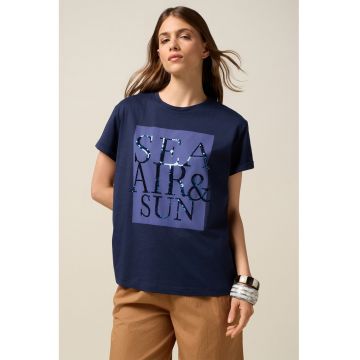 Tricou cu decolteu la baza gatului