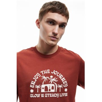 Tricou cu imprimeu grafic si text