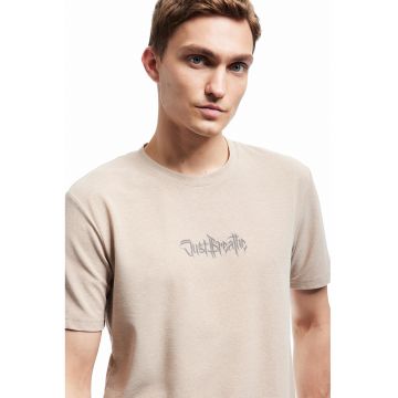Tricou cu imprimeu text si decolteu la baza gatului