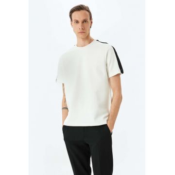 Tricou cu insertii contrastante