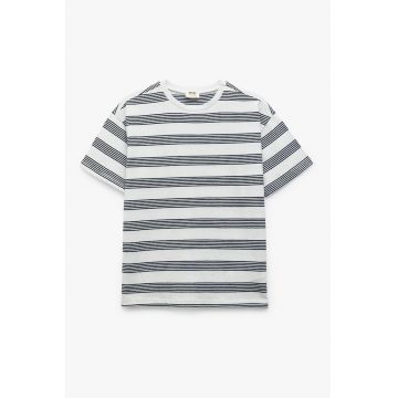 Tricou cu model in dungi si decolteu la baza gatului