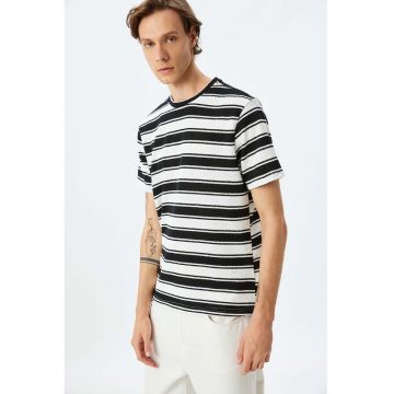Tricou cu model in dungi
