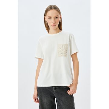 Tricou lejer cu buzunar tricotat aplicat