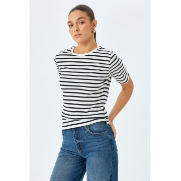 Tricou lejer cu dungi si decolteu la baza gatului