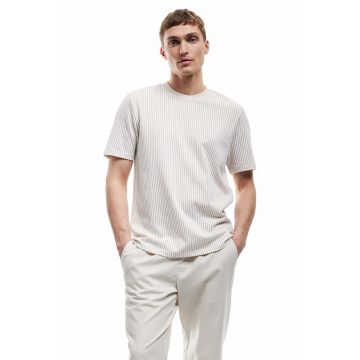 Tricou regular fit cu decolteu la baza gatului
