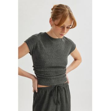 Tricou slim fit cu pliuri