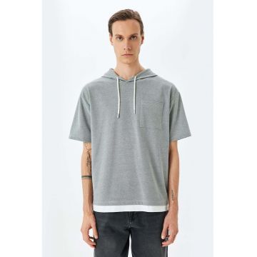 Tricou supradimensionat cu gluga