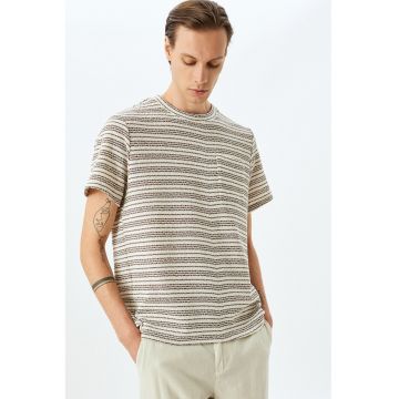 Tricou texturat cu buzunar pe piept