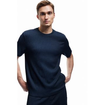 Tricou texturat cu decolteu la baza gatului