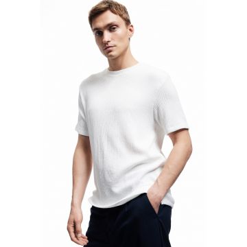 Tricou texturat cu decolteu la baza gatului