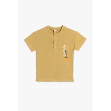 Tricou texturat cu detaliu brodat