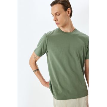 Tricou uni cu decolteu la baza gatului