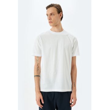 Tricou uni cu decolteu la baza gatului