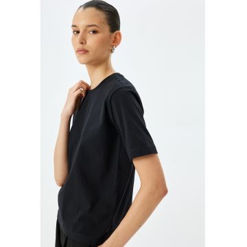 Tricou uni cu decolteu la baza gatului