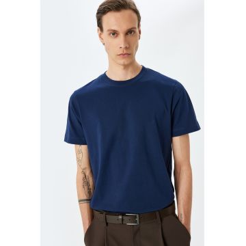 Tricou uni cu decolteu la baza gatului