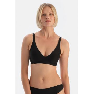 Sutien fara cusaturi cu cupe triunghiulare