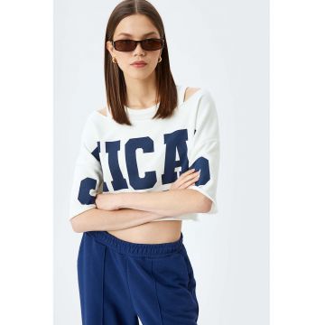 Tricou crop cu decolteu barcuta si imprimeu text