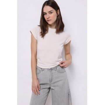 Tricou cu decolteu la baza gatului