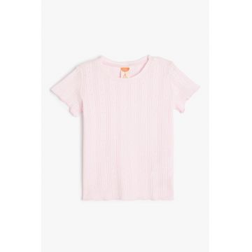Tricou cu decupaje discrete si decolteu la baza gatului