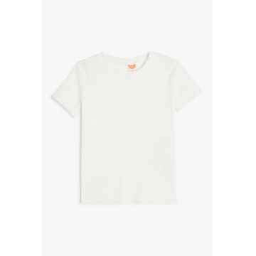 Tricou cu decupaje discrete si decolteu la baza gatului