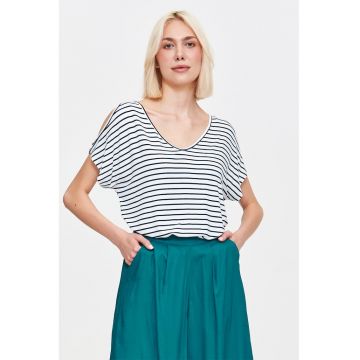 Tricou cu dungi si decupaj