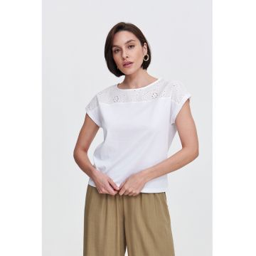 Tricou cu garnitura cu broderie