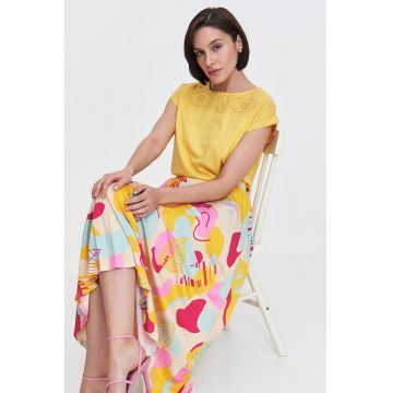Tricou cu garnitura cu broderie