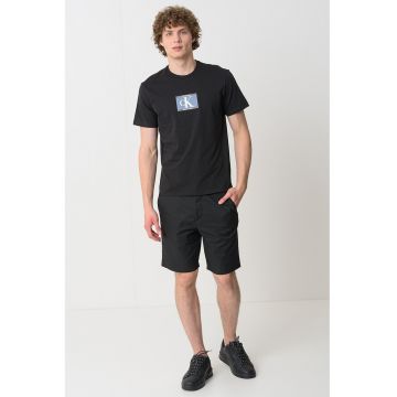 Tricou cu imprimeu si decolteu la baza gatului