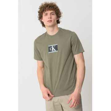 Tricou cu imprimeu si decolteu la baza gatului