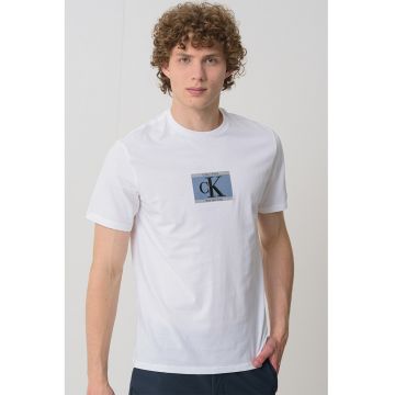 Tricou cu imprimeu si decolteu la baza gatului