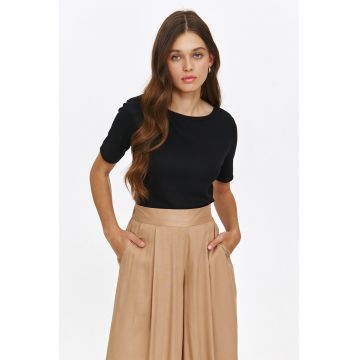 Tricou striat cu decolteu la baza gatului
