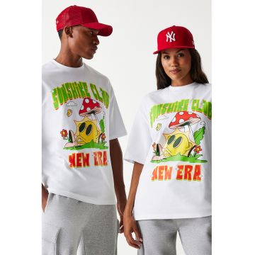 Tricou unisex cu design grafic si decolteu la baza gatului