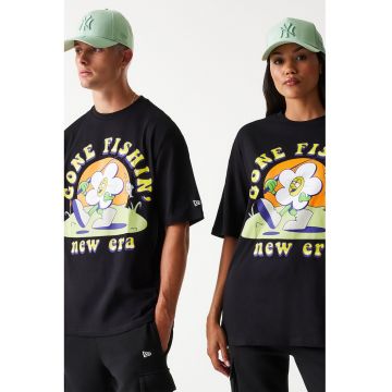 Tricou unisex cu imprimeu grafic si decolteu la baza gatului