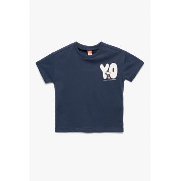 Tricou cu decolteu la baza gatului si design grafic