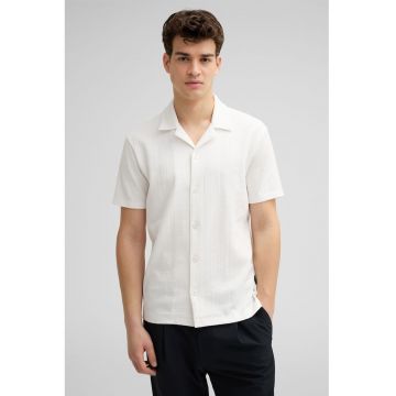 Tricou cu maneca scurta si inchidere prin nasturi