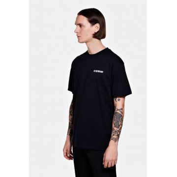Tricou cu print logo in partea stanga