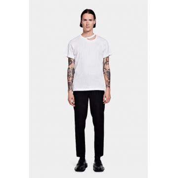 Tricou din jerseu alb cu decupaj la baza gatului