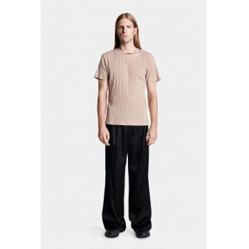 Tricou din jerseu alb cu decupaj la baza gatului
